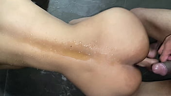 Aku Menggenjot Pacar Temanku Di Kamar Mandi, Lalu Kencingi Cewek Itu Sampai Basah Kuyup, Kisah Lengkapnya Ada Di Video Hd