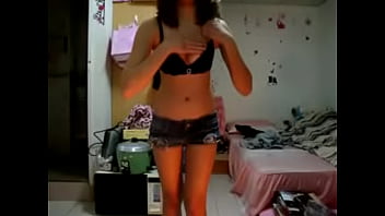 Gadis Tionghoa Manis Membuka Pakaian Untukku