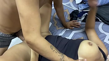 Mi Padrastro Me Coge A Escondidas De Mi Madre, Violando Su Propia Cama Matrimonial