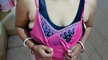 Desi Bhabi Baru Menikah Mandi Telanjang Dengan Gairah Liar