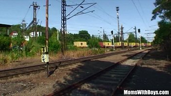 Nenek Berambut Cokelat Digoyang Di Pinggir Rel Kereta