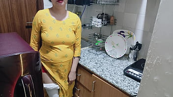 Aku Menemukan Ibu Tiriku Yang Bergairah Di Dapur – Film Panas Berbahasa Hindi