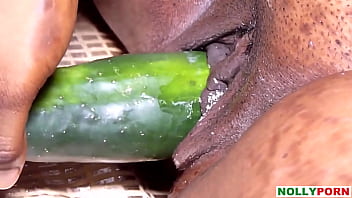 Ibu Rumah Tangga Menggoda Diri Sendiri Dengan Mentimun Demi Setia Pada Pasangan