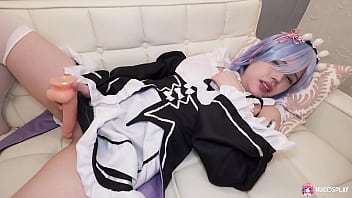 Miu Akino, Pembantu Asia, Menggesekkan Dildo Di Klitorisnya Sambil Mengerang Mesra Di Sofa.