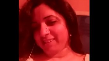 Gadis India Yang Menggoda Dengan Sari Transparan Dan Pinggul Bergoyang