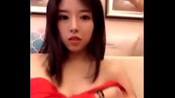 Gadis Tionghoa Cantik Memamerkan Payudara Montoknya