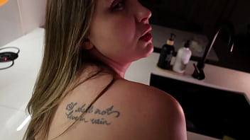 Aku Menggoyang Ibu Temanku Di Dapur Usai Pesta Ulang Tahunnya