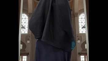 Menggoda Dalam Balutan Abaya Dan Hijab