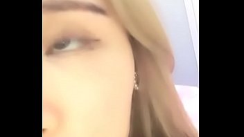 Yoki Si Camgirl Tiongkok Cantik Yang Menggoda Dengan Mainan Dildo Merah Muda Di Vagina