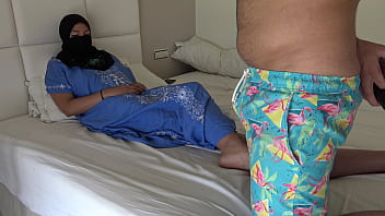 Suami Inggris Mengundang Pria Untuk Memuaskan Istrinya Yang Seksi Dari Mesir