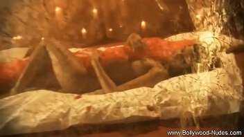 Gadis India Bertubuh Mungil Dengan Payudara Imut Yang Menggoda