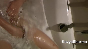 Gadis India Berpayudara Alami Kavya Menggoda Dirinya Di Bak Mandi Dengan Audio Hindi Yang Menggairahkan