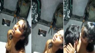 Cowok Kuliahan 18 Tahun Jilat Memek Pacarnya Di Toilet Umum