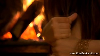 Gadis India Berambut Gelap Yang Ahli Mengulum