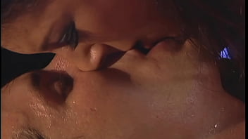 Ibu Berambut Cokelat Digoyang Oleh Anak Lelakinya