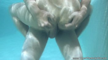 Milf Asia Menggoda Pria Dengan Kenikmatan Yang Membara