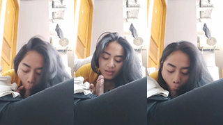 Dinda Tampilkan Aksi Sepong Sensual Di Depan Kostan, Bikin Warganet Geger!