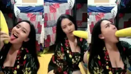 Ochi Berlian Mainin Tetek Gede Sambil Nyesep Timun Besar