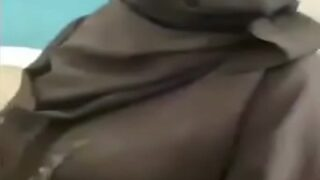 Seorang Pria Bernafsu Menggila Merasakan Sensasi Pertama Dengan Pelacur Arab Yang Menggairahkan