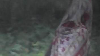 Wanita India Yang Sedang Mengencing