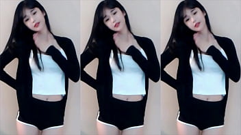 Cô Nàng Trung Quốc Rướn Mình Trên đường Ray Tốc độ Cao