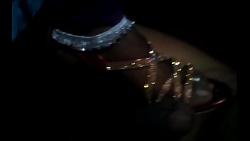 Gadis India Dengan Gelang Kaki Dan Sandal Memberikan Pijatan Sensual