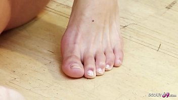 Kakak Tiri Geser Celana Dalam Dan Masukin Kontolnya Ke Adik Tirinya