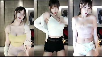 Cô Nàng Trung Quốc Quyến Rũ Uốn éo Trên Ba Màn Hình