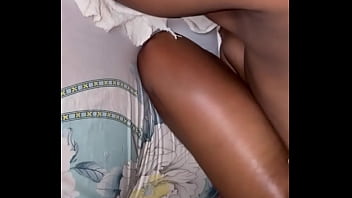 Kekasih Kakak Tiriku Menggoda Dengan Keringatnya Yang Menggiurkan