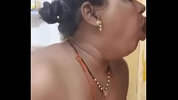 Es Krim Panas Menyemprot Tante India Yang Menggairahkan