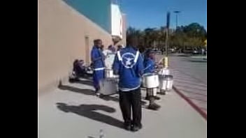 Goyang Badanmu Di Atas Panggung Yang Bergoyang