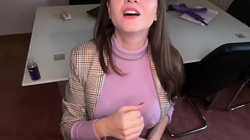 Ibu Tiri Yang Menggoda Menggoda Anak Tirinya Di Kantor, Memamerkan Puting Susu Yang Menggoda Dan Memberikan Handjob Penuh Nafsu
