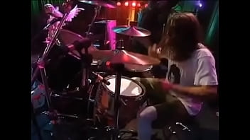 Ledakan Nirvana Di Seattle: Blew Yang Mengguncang Panggung 1993