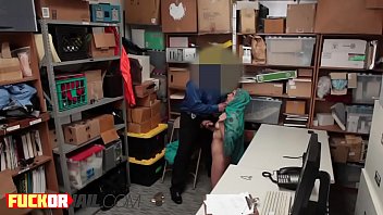 Perwira Nakal Menyuapi Remaja Arab Dengan Sosis Berdenyut-denyut