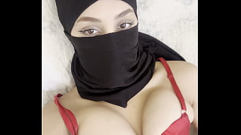 Gadis Berhijab Arab Dalam Niqab Perlahan Menggoda Payudara Besar Dan Montoknya