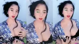 Berlina Cantik Berkacamata Dengan Gaya Seksi Yang Menggoda