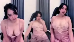 Dhea Tampil Menggoda Dengan Lingerie Pink Yang Bikin Nafsu Bergelora