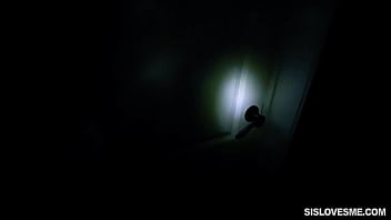 Celah Langkah-kakak Ini Menggoda – Mandy Muse