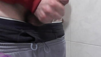 Masturbándome Hasta Correrme En El Baño De La Madre De Mi Pareja.