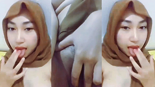 Gadis Berjilbab Cantik Memamerkan Vagina Sempitnya Yang Basah