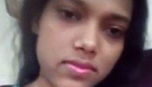 Gadis Desi Kaitlyn Menggoda Dirinya Sendiri Dengan Nafsu Membara