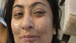 Pria Itu Memuaskan Hasratnya Dengan Memekik Di Wajah Pacarnya Yang Genit.