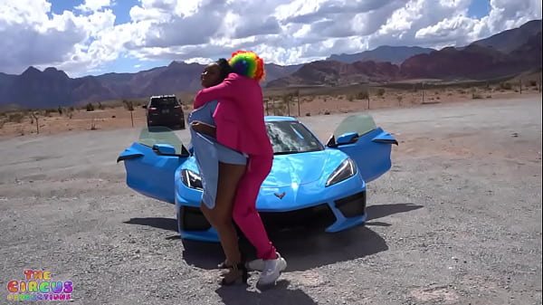 Pertunjukan Langsung “sacrifice” Yang Menggoda Dengan Nyny Lew