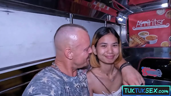 Gadis Thai Mungil Dijemput Pakai Tuk Tuk Di Pattaya Buat Digoyang