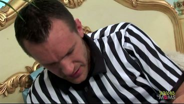 Wasit Sepak Bola Dan Ibu-ibu Penggemar Bola Berdada Montok Beraksi Keras Usai Latihan