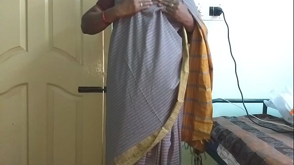 Desi Istri Nakal Dari India, Vanitha, Mengenakan Saree Abu-abu Ketat Yang Menonjolkan Payudara Besar Dan Memamerkan Vaginanya Yang Mulus, Meremas Payudara Dan Menggosok Klitorisnya Hingga Klimaks