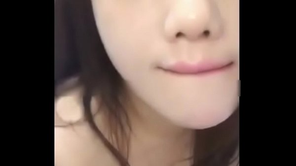 Gadis Cina Muda Menggoda Dengan Mulut Sensual