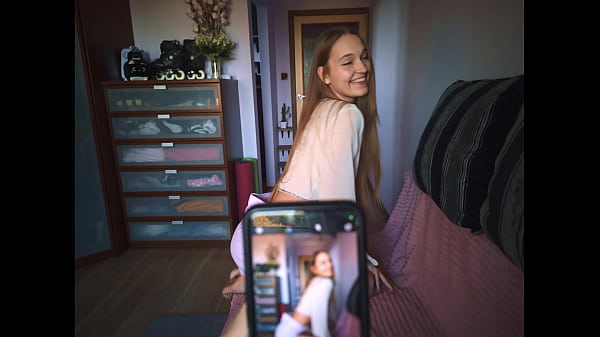 Kakak Tiri Seksi Minta Bantuanku Ambil Foto Mesra Untuk Pacarnya