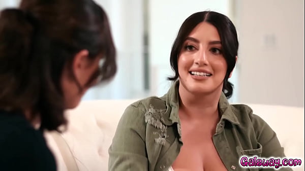 Sarah Arabic Menyerah Pada Hasratnya Dan Mengaku Pada Mantan Komandannya, Casey Calvert, Bahwa Tubuhnya Mendidih Untuk Disentuh Dan Dipuaskan.