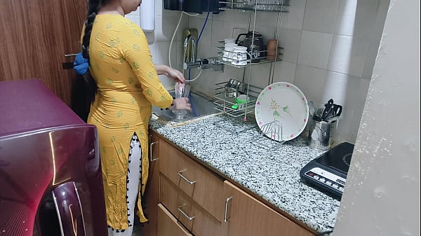 Aku Menemukan Ibu Tiriku Yang Bergairah Di Dapur – Film Panas Hindi